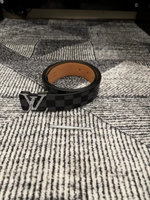 Silver Bälte - Säljer ett helt nyttbälte oanvänd, storlek 110. Fraktar snabbt inom 24h efter köp. Skriv gärna vid fler frågor.