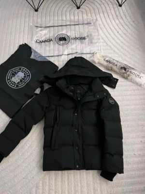 Svart Canada Goose dunjacka med päls - Canada Goose jacka som är helt ny helt svart med päls 