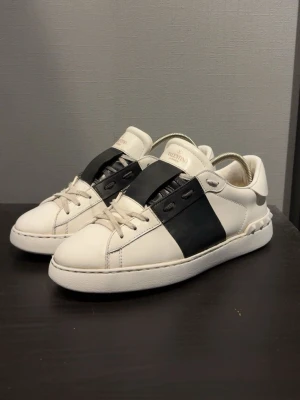 Valentino Opens - Tja! Säljer ett par riktigt snygga valentino opens. Dom är i bra skicka men har tyvärr inget kvitto samt box. Hör av dig för fler bilder!