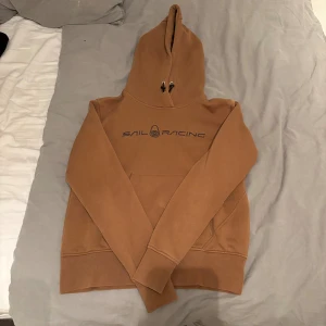 Brun hoodie från sail racing W - Stilren hoodie från damsidan i storlek S. Passar perfekt i storlek med avsmalnade ärmar. Funkar även som unisex. Går att diskutera pris!