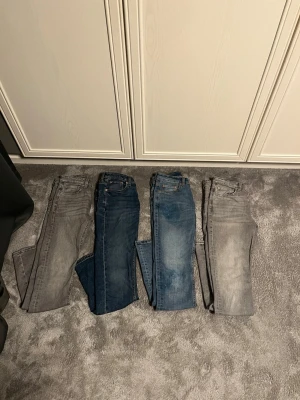 Jeans herr 4 par  - Fyra par jeans ifrån lager 157, två i grå tvätt och två i blå tvätt. Klassisk femficksdesign, raka ben och normal passform. Jeansmaterial i bomull med snygga detaljer. Perfekt för dig som gillar stilrena och tidlösa jeans. Styckpris 99kr alla 4 par 399kr. Pris kan diskuteras som vanligt!
