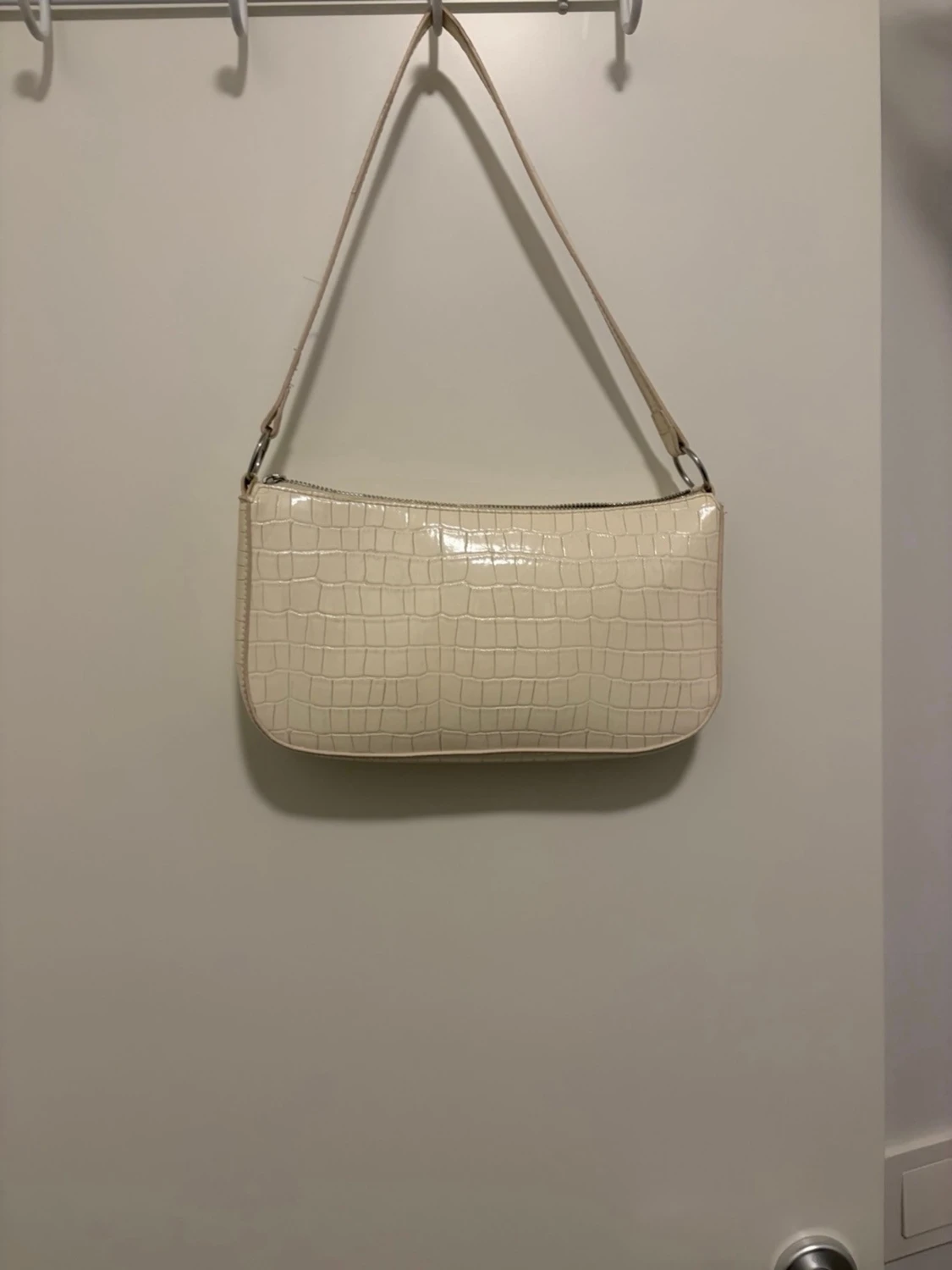 Beige axelväska med krokodilmönster