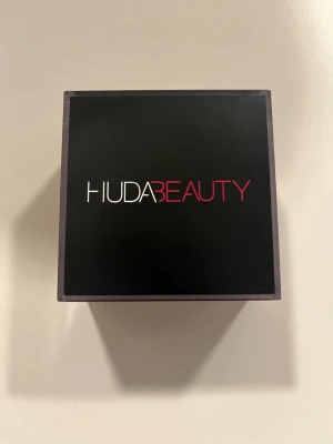 Huda beauty - Cherry blossom - Huda beauty setting puder, fungerar sjukt bra men köpte annan färg. Testad få ggr🌸 nypris : 499kr 