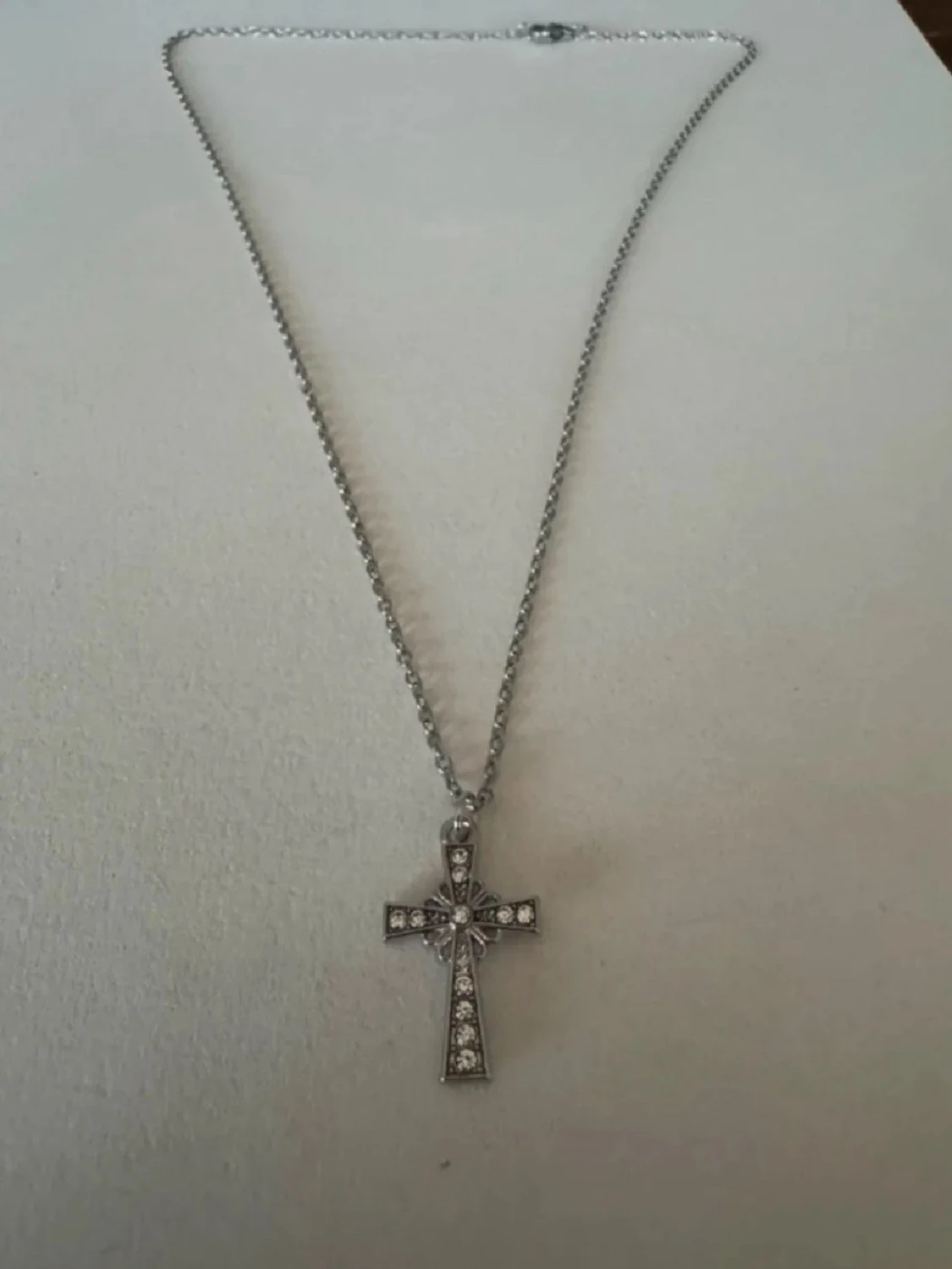 Silverfärgat korshalsband med stenar - 3