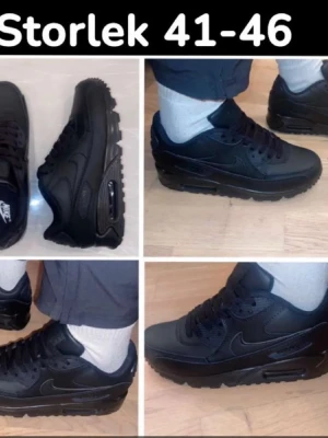 Svarta Nike Air Max sneakers - Säljer ett par helsvarta Nike Air Max sneakers med klassisk siluett och synlig luftbubbla i sulan. Skorna har snörning, rund tå och är tillverkade i skinn och syntet. Perfekta för dig som vill ha en clean och tidlös look till vardags.