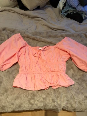 Rosa blus från h&m - En super fin rosa blus från h&m och helt ny. Har inte använt någon gång så den är i super bra skick. Puffärmar och fin till en sommarkväll. Pris kan diskuteras😊 