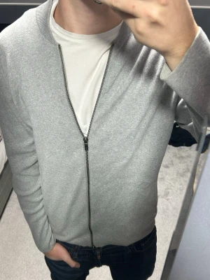 Ljusgrå kofta från Massimo Dutti - En stilren ljusgrå kofta från Massimo Dutti i toppenskick. Stl S. Gör gärna av dig vid frågor eller funderingar. Priset kan såklart diskuteras✅✅✅