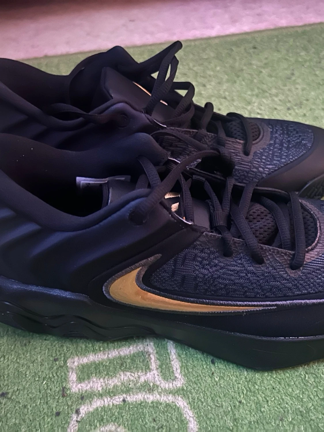 Svarta Nike sneakers med gulddetaljer - 2