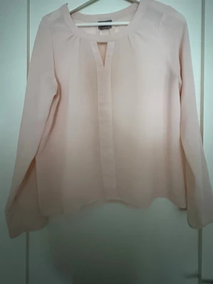 Ljusrosa blus - Superfin ljusrosa blus från Vero Moda. Använd men i superfint skick. 