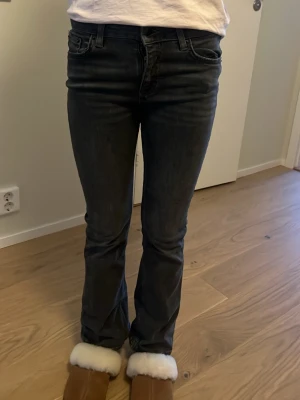 Svarta bootcut jeans från Gina tricot young  - Snygga svarta jeans från Gina tricot young  med bootcut-snitt och klassisk femficksdesign. Jeansen har låg midja och är tillverkade i mjukt denim-material som sitter skönt. Perfekt för dig som gillar en tidlös och cool stil.