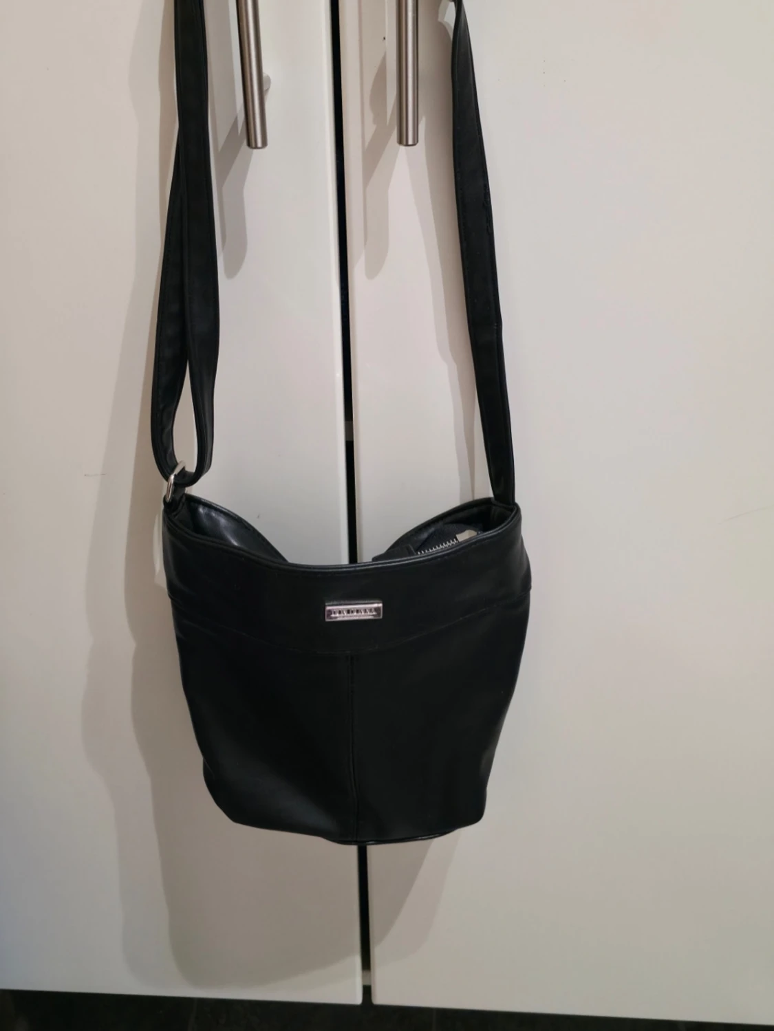 Svart axelväska från Don Donna