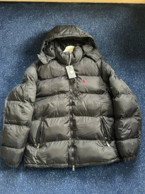 Polo Ralph lauren jacka  - Polo Ralph lauren jacka i storlek M.    Aldrig använd.                                        Bara att höra av sig vid funderingar 🤩