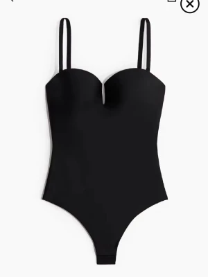 Säljer slutsåld body från hm - Säljer denna från hm då jag beställde dubbla  storlek. Den är i M men passar S oxå. Jätte sköt material och man ser inte bodykanten så mycket när man har Lågmidjat. Den har en lite täckning vid brösten så man behöver inte ha bh under❤️Helt ny men tog bort prislappen direkt när jag fick hem den