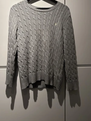 Grå stickad tröja från Polo Ralph Lauren - Säljer en grå stickad tröja från Polo Ralph lauren