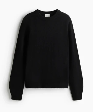 Svart stickad tröja från hm - En mysig svart stickad tröja från hm i storlek xs. Den är använd fåtal gånger och säljer då jag har en liknande och denna inte kommer till användning. Pris kan diskuteras🩷