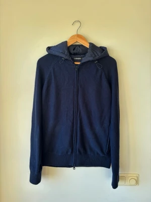 Unik j Lindeberg cardigan - Säljer denna unika och sällsynta j Lindeberg cardiganen!🙌Skick : Mycket fint inga defekter gjord av 55% ULL!🤝Storlek M men passar också S / Nypris = 3000kr!👍Hör gärna av er om ni har funderingar!⭐️