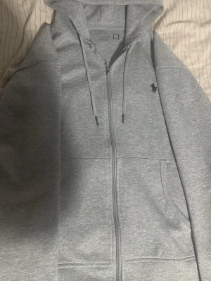 POLO RALPH LAUREN HOODIE - En fin grå polo raplh Lauren hoodie, storlek S