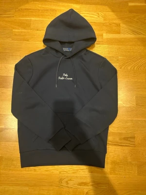 Polo hoodie  - Säljer denna helt helt nya polo ralphlauren hoodie. Nypris 2499 mitt pris 1999 aldrig använd endast testad har även påse från harrods kvar och kvitto och tags !