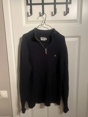 Mörkblå stickad tröja Morris half zip - Säljer en mörkblå stickad tröja från Morris i storlek M. Om du har mer frågor eller vill se mer bilder är det bara att fråga