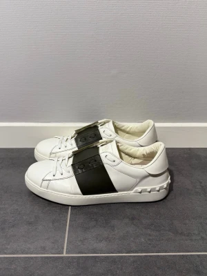 Valentino open - Valentino open olive, storlek 42 passar 43, skick 8/10, endast skor medföljer vid köp, vid funderingar hör av er.