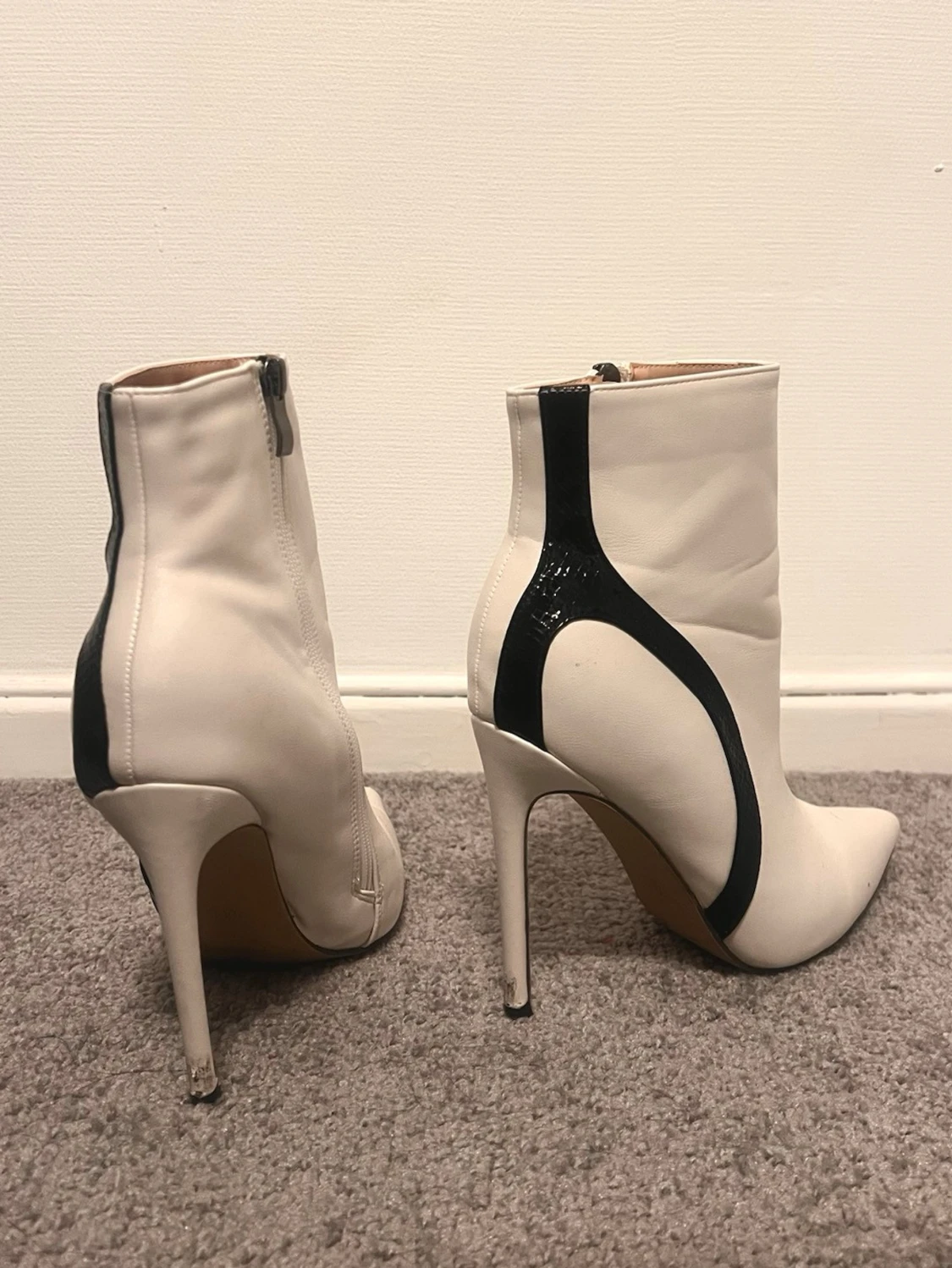 Vita stövletter med svart detalj