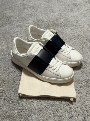 Valentino open  - Valentino open navy, storlek 42 passar 43, skick 9/10, dustbag medföljer vid köp, vid funderingar hör av er. 