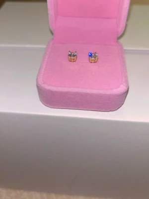 Örhängen Cubic Zirkonia & Silver  -  Örhängen i en rosa ask/ röd ask/ blå ask. Passar som gåva. Skickar bildbevis med PostNord under processen. Skickas från Västra Götaland 🇸🇪- Finns i olika modeller & mönster (eternity ♾️ symbol & andra cubic Zirkonia kristaller) 