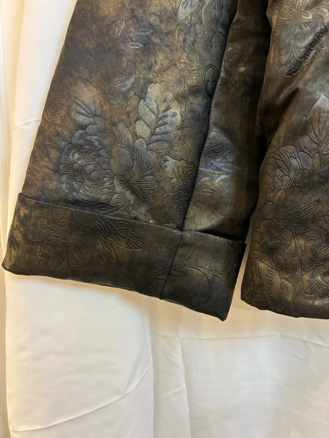 Svart vadderad jacka i 100% mullbärssilke - 2