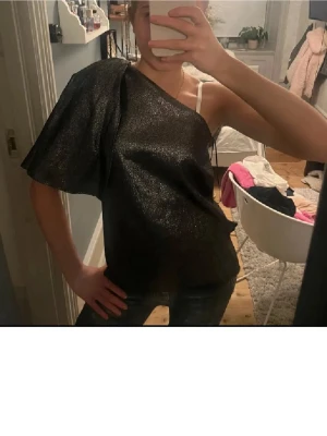 Glittrig oneshoulder topp i silver -  Världens snyggaste perfektaste nyårs topp🙌🙌🙌🙌 perfekt färg och passform, offshoulder och volang arm, Använd förra nyår, jättesnyggt glittrig, volanger, silvrig, silver glitter off shoulder en arm