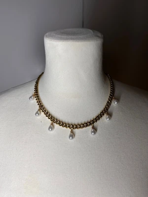 Halsband med pärlor  - Handgjort kedjehalsband med pärlor. Kedjan är 7mm bred och 45cm lång. Allt i rostfritt stål förutom pärlorna. Fast pris satt efter materialkostnader och tillverkning. Köp gärna via köp nu, snabb leverans. 