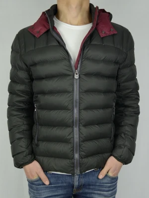 Colmar vinterjacka  - COLMAR VINTERJACKA  Storlek : IT52  Passform : Passar M   Användning : Jackan är i ett väldigt fint skick utan defekter  Nypris : Cirka 4000SEK  Modellen på bilen är 182CM och väger 75KG