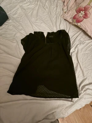 Snygg och söt blus från HM - Väldigt bra skick aldrig användt då jag inte tycker om den. Den går att styla bra till som t.ex Jeans vad som helst för färger men passar bäst med färgen mörkblå. 