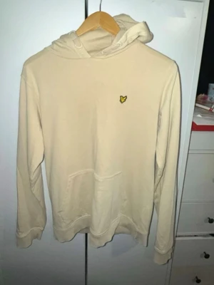 Lyle&scott beige  hoodie  - En beige hoodie junior för killar i åldrarna 15-16 ganska ny och är använt par gånger.