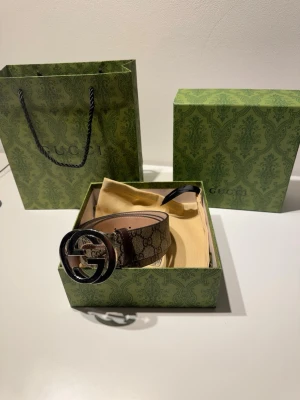 Gucci Bälte med kartong & dustbag - Gucci bälte som använts fåtal gånger. Förpackning och dustbag samt verktyg för att göra fler hål följer med🙂