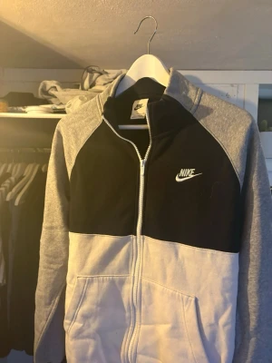 Nike zip - Nike zip tröja jätte fint skick (som ny) Inga defekter eller tecken på användning 