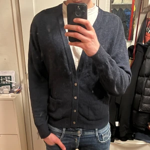 Burberry kofta - Mörkblå burberry kofta i L gjord av 100% lammull