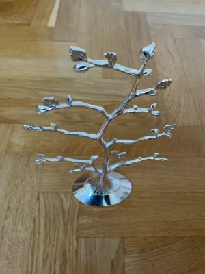 Smyckesträd - Fint smyckesträd att hänga av accessoarer på eller bara som fin detalj. Silvrig metall med inristade bladdetaljer och stam.