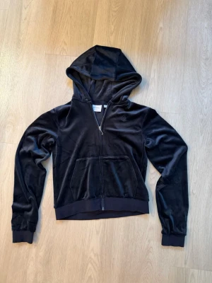 Juicy zip hoodie - Juicy couture zip hoodie mörkblå, tröjan är knapptast använd . Runt nästan bara en till två gånger och är i syperfint skick, och har inga defekter. Den är i storlek 14/15 men skulle säga att den sitter som en S. Skriv gärna vid frågor eller liknande. 