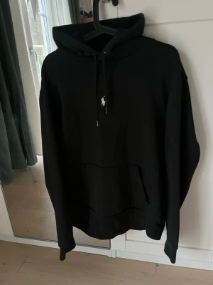Svart hoodie från ralph lauren - Säljer en fin hoodie från ralph lauren. Storlek L. Mycket bra skick, inga defekter som hål eller fläckar