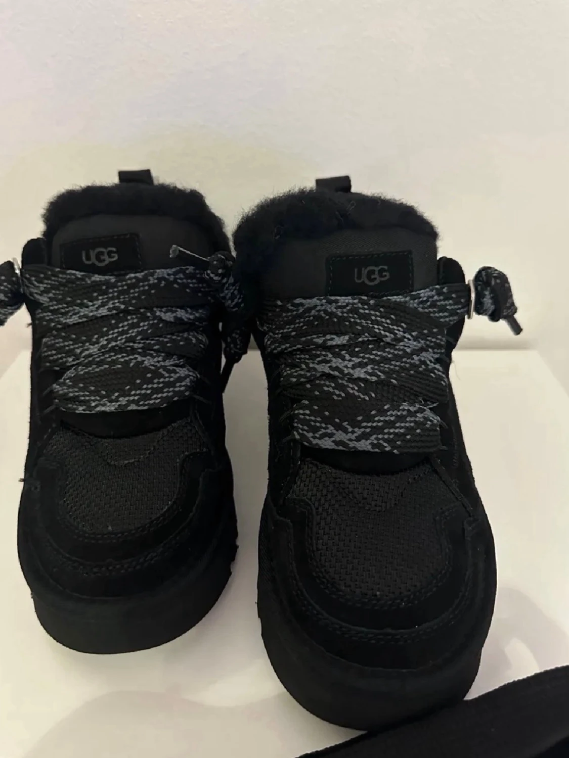 Svarta sneakers från UGG med päls - 4