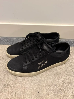 Saint Laurent skor - Väldigt bra skick, har endast en skada på insidan av ett snöre och märks inte av. Köpta av Trendsellers och allt ingår.