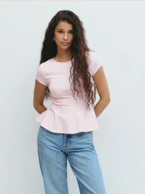 Ljusrosa peplum topp från Gina Tricot - Supersöt ljusrosa peplum topp från Gina Tricot med rund halsringning och korta ärmar. Toppen har en figurnära passform upptill och utsvängd nertill, vilket ger en snygg siluett. Perfekt att styla med jeans eller kjol för en fräsch look.