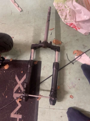 Aerox gaffel - Bilden visar ingen väst utan en cykel- eller scootergaffel. Kan inte ge en beskrivning av någon väst.