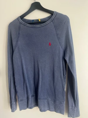 Blå ralph lauren tröja - Blå Ralph Lauren tröja i en cool vintage färg/ look. Storlek: S | skick: 8/10, inte använd alls ofta | pris: köpt för 500, säljer för 60🤩🙌