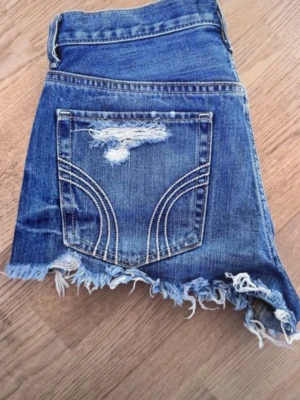 Blå jeansshorts från Hollister - Storlek S/M 