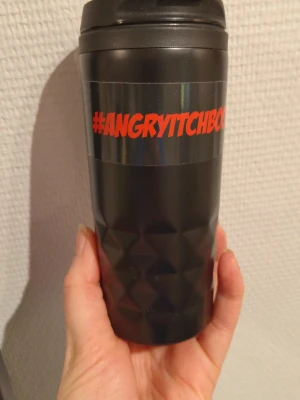 Termo mugg - Termo mugg med angry itch klistermärke. Rymmer 3 dl