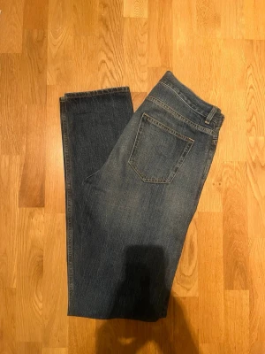 Blå jeans från ARKET - Snygga blå jeans från ARKET. Jeansen har rak passform och är i storlek 30/34 ish.