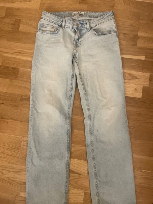 Ljusblå jeans från Stay, storlek S - Säljer ett par ljusblå jeans från Stay i storlek S. Klassisk femficksmodell med raka ben och normal passform. Jeansen har en snygg tvättad look och är tillverkade i jeansmaterial med knapp och dragkedja framtill.