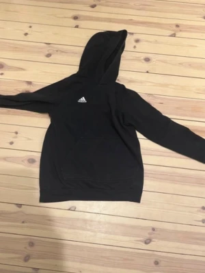 Svart assists huddie - Svart adidas huddie storlek 158 säljers till bra pris 🏆 mvh Nils 