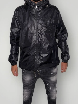 L.V jacka strl M - Helt ny. Fin replika med hög kvalité. Normal i passform. Pris: 1799kr. Först till kvarn som gäller. Skickas inom 24h